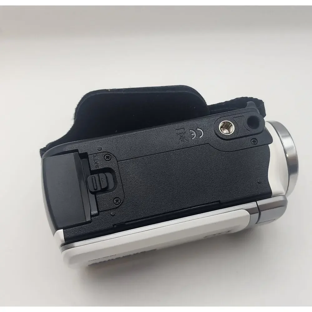 Samsung HMX-F90 HD Camcorder + New Battery, Charger, Memory Card, Manual, etc